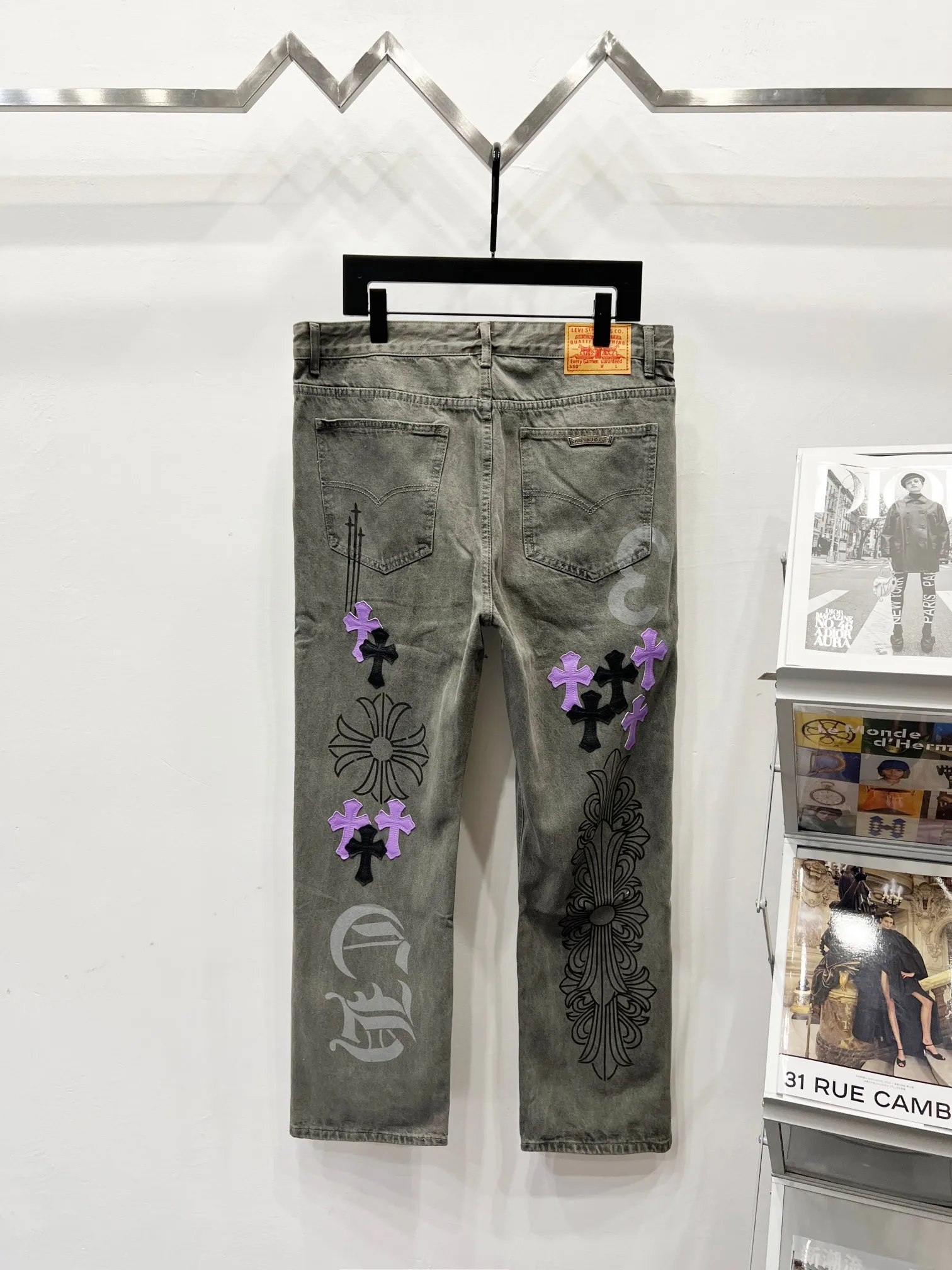 P260 Style Number: (K580) Chrome Hearts & Chrome Hearts 2025 New Heavy Industry Black Purple Cross Pastel Couple's Style Washed Jeans. Styles with different wash textures are very friendly to people with thin legs and thick legs. The straight version is very flattering to the leg shape. The moderate length will never go out of style. It is easy to match casually. It is the basic styling foundation for various styles. It is a must-have in the wardrobe! The fabric is stiff but also makes the upper body soft without losing texture. The washing process is even more perfect. It is a must-have item for everyone! ! ! Washed wheat, hang tag, pants label, three labels complete Size: 30-32-34-36 Color: gray